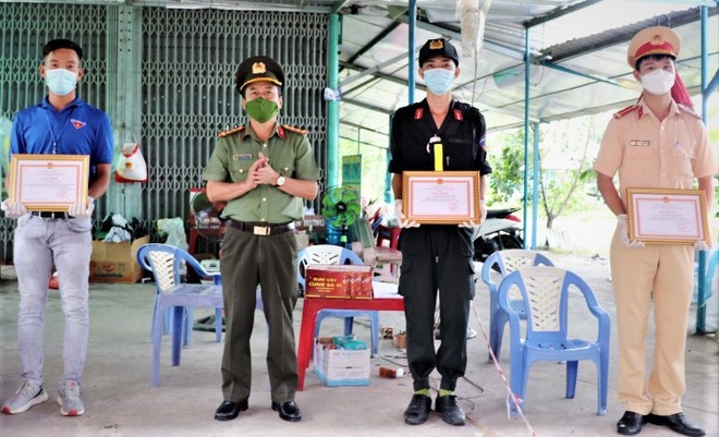 Sóc Trăng: Khen đột xuất lực lượng trực chốt kiểm soát dịch bắt ma túy - 1