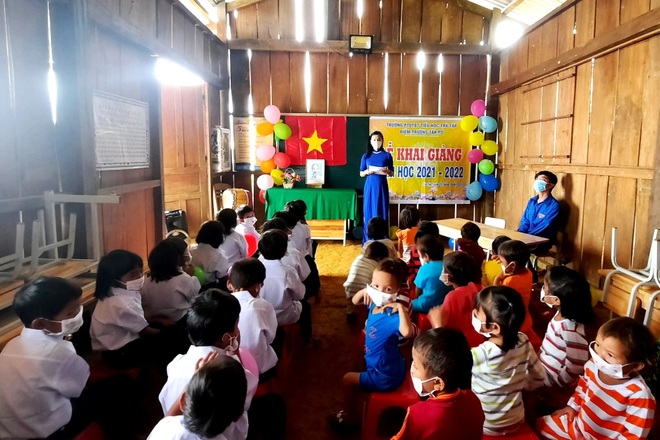 Buổi học đầu tiên, cô giáo cắt tóc cho học trò, nấu đãi các em món mì Quảng - 4 Buổi học đầu tiên, cô giáo cắt tóc cho học trò, nấu đãi các em món mì Quảng - 4