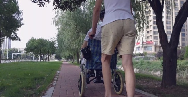 Chàng trai ngồi xe lăn thành sứ giả cứu vãn hôn nhân của nhiều cặp đôi - 1 Chàng trai ngồi xe lăn thành sứ giả cứu vãn hôn nhân của nhiều cặp đôi - 1