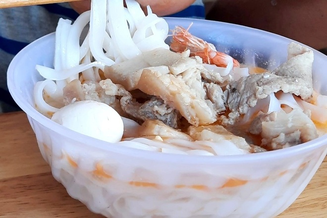 Buổi học đầu tiên, cô giáo cắt tóc cho học trò, nấu đãi các em món mì Quảng - 5 Buổi học đầu tiên, cô giáo cắt tóc cho học trò, nấu đãi các em món mì Quảng - 5