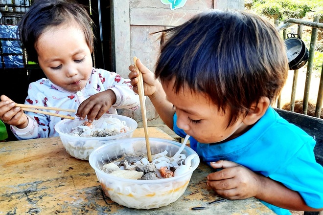 Buổi học đầu tiên, cô giáo cắt tóc cho học trò, nấu đãi các em món mì Quảng - 6 Buổi học đầu tiên, cô giáo cắt tóc cho học trò, nấu đãi các em món mì Quảng - 6