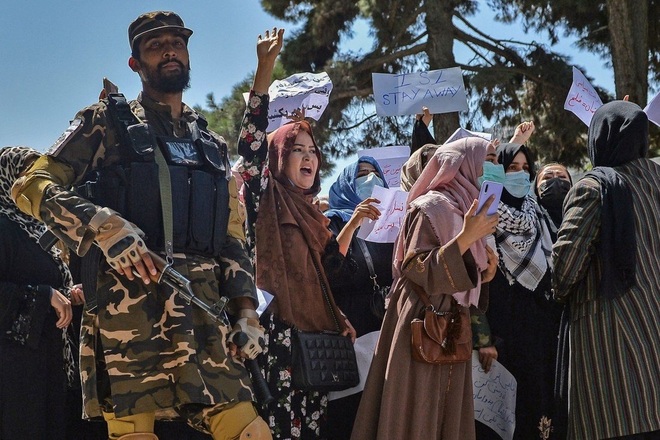 Taliban nổ súng giải tán người biểu tình - 1