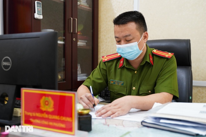 Hà Nội: Dân xếp hàng chờ kết quả, công an phường gấp rút cấp giấy đi đường - 5 Hà Nội: Dân xếp hàng chờ kết quả, công an phường gấp rút cấp giấy đi đường - 5