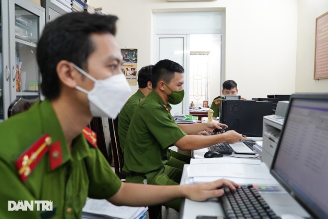 Hà Nội: Dân xếp hàng chờ kết quả, công an phường gấp rút cấp giấy đi đường - 4 Hà Nội: Dân xếp hàng chờ kết quả, công an phường gấp rút cấp giấy đi đường - 4