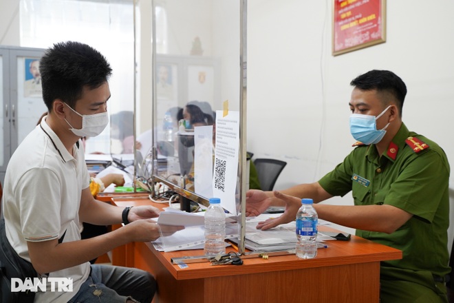 Hà Nội: Dân xếp hàng chờ kết quả, công an phường gấp rút cấp giấy đi đường - 6 Hà Nội: Dân xếp hàng chờ kết quả, công an phường gấp rút cấp giấy đi đường - 6