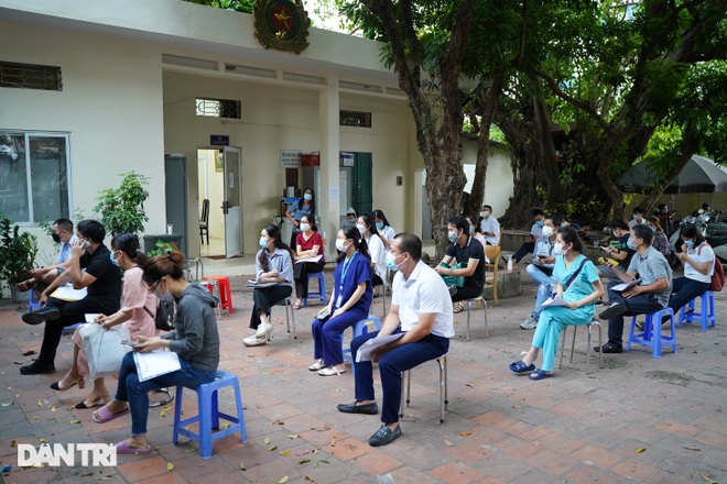Hà Nội: Dân xếp hàng chờ kết quả, công an phường gấp rút cấp giấy đi đường - 1
