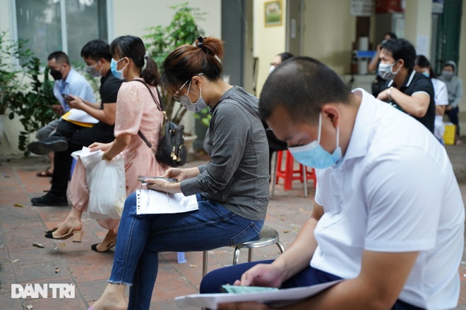 Hà Nội: Dân xếp hàng chờ kết quả, công an phường gấp rút cấp giấy đi đường - 2 Hà Nội: Dân xếp hàng chờ kết quả, công an phường gấp rút cấp giấy đi đường - 2