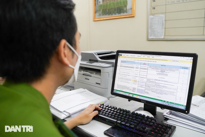 Hà Nội: Dân xếp hàng chờ kết quả, công an phường gấp rút cấp giấy đi đường - 10 Hà Nội: Dân xếp hàng chờ kết quả, công an phường gấp rút cấp giấy đi đường - 10