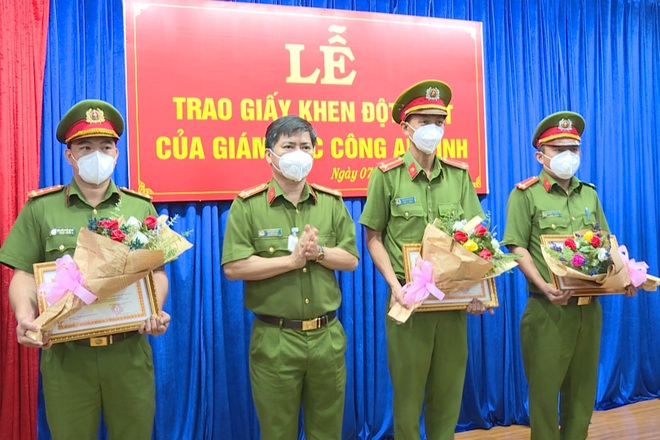 Khen thưởng công an trong vụ bắt bác sĩ, người giữ xe thu tiền tiêm vắc xin - 1