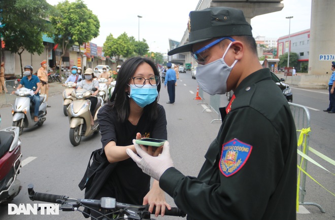 Hàng nghìn người Hà Nội đổ ra đường, phát hiện cả giấy đi đường nghi giả - 10