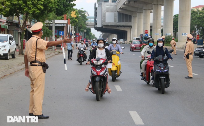 Hàng nghìn người Hà Nội đổ ra đường, phát hiện cả giấy đi đường nghi giả - 8