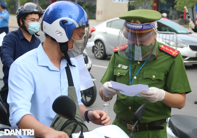 Hàng nghìn người Hà Nội đổ ra đường, phát hiện cả giấy đi đường nghi giả - 7