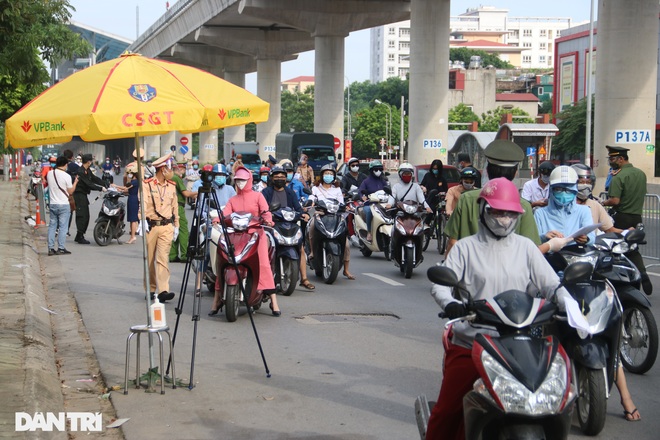 Hàng nghìn người Hà Nội đổ ra đường, phát hiện cả giấy đi đường nghi giả - 1