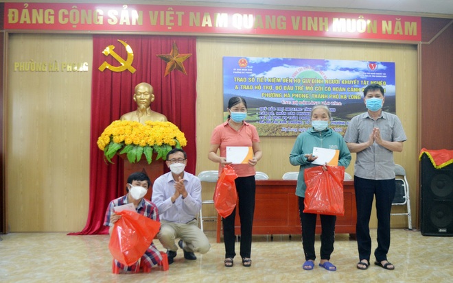 Trao sổ tiết kiệm hỗ trợ người khuyết tật nghèo, trẻ mồ côi khó khăn - 2 Trao sổ tiết kiệm hỗ trợ người khuyết tật nghèo, trẻ mồ côi khó khăn - 2