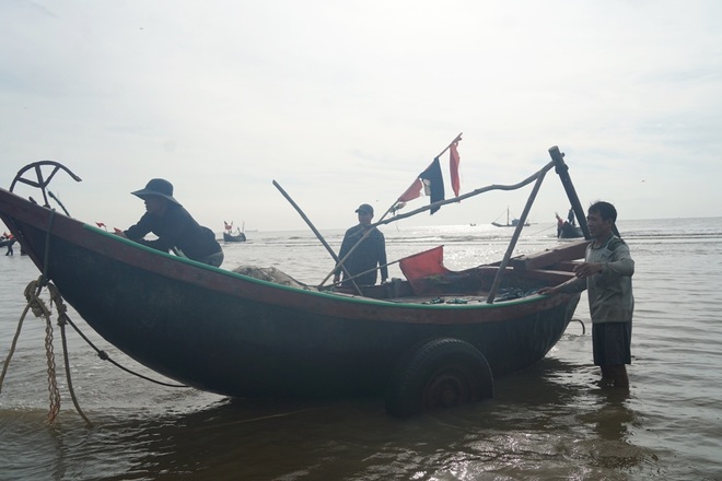 Những mẻ cá chạy bão số 5 của ngư dân xứ Thanh - 2 Những mẻ cá chạy bão số 5 của ngư dân xứ Thanh - 2