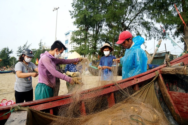 Những mẻ cá chạy bão số 5 của ngư dân xứ Thanh - 4