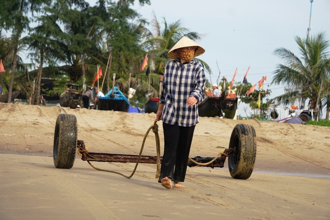 Những mẻ cá chạy bão số 5 của ngư dân xứ Thanh - 5 Những mẻ cá chạy bão số 5 của ngư dân xứ Thanh - 5