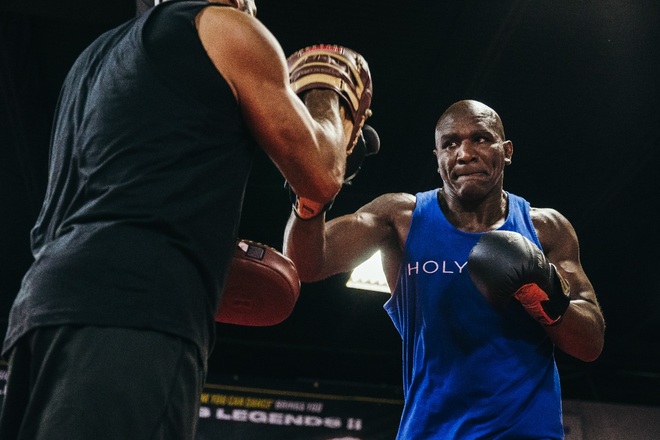 Evander Holyfield ผ่านการตรวจร่างกายพร้อมต่อสู้กับ Belfort - 2 Evander Holyfield ผ่านการตรวจร่างกายพร้อมต่อสู้กับ Belfort - 2