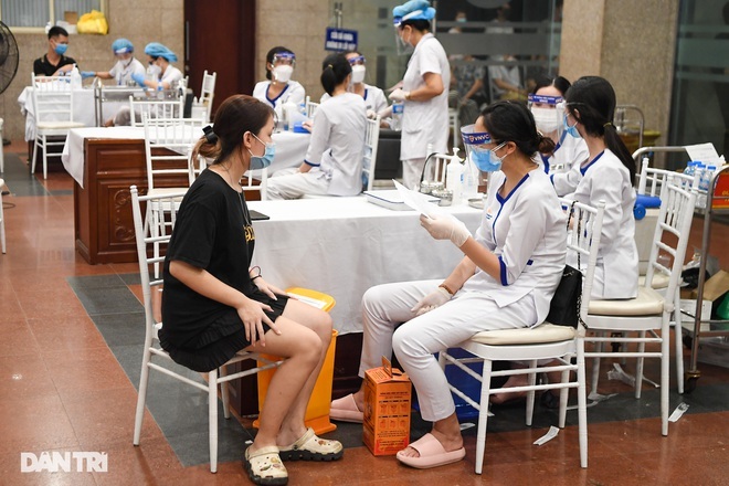 Sáng 13/9, Hà Nội đạt kỷ lục tiêm vắc xin, nhiều địa phương dịch hạ nhiệt - 1 Sáng 13/9, Hà Nội đạt kỷ lục tiêm vắc xin, nhiều địa phương dịch hạ nhiệt - 1