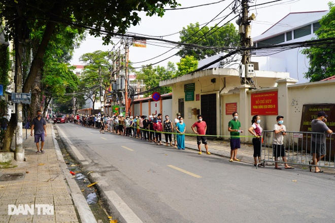 Người dân xếp hàng dài cả trăm mét chờ test nhanh và tiêm vắc xin ở Hà Nội - 1