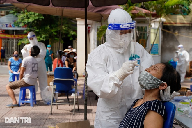 Người dân xếp hàng dài cả trăm mét chờ test nhanh và tiêm vắc xin ở Hà Nội - 6