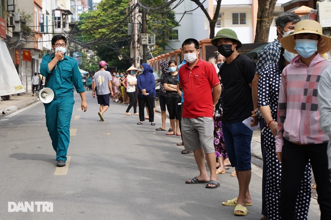 Người dân xếp hàng dài cả trăm mét chờ test nhanh và tiêm vắc xin ở Hà Nội - 3