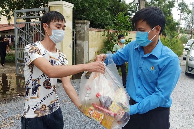 Trao hỗ trợ nhu yếu phẩm tới người lao động đang giãn cách xã hội - 1 Trao hỗ trợ nhu yếu phẩm tới người lao động đang giãn cách xã hội - 1