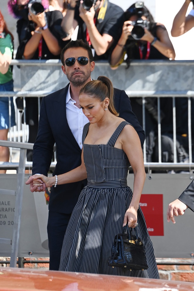 Ben Affleck và Jennifer Lopez tình tứ trên thảm đỏ liên hoan phim Venice - 6