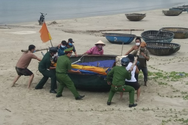 Đà Nẵng đang mưa lớn, người dân hối hả đi mua đồ chống bão - 5 Đà Nẵng đang mưa lớn, người dân hối hả đi mua đồ chống bão - 5