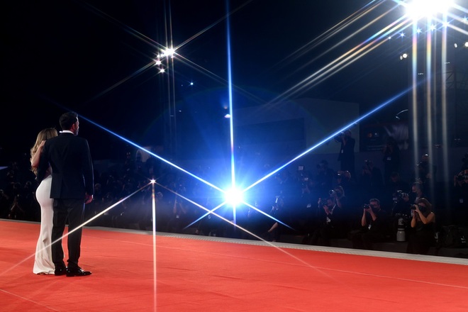Ben Affleck và Jennifer Lopez tình tứ trên thảm đỏ liên hoan phim Venice - 4