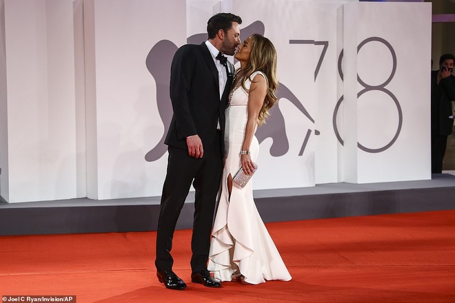 Ben Affleck và Jennifer Lopez tình tứ trên thảm đỏ liên hoan phim Venice - 1
