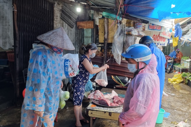 Đà Nẵng đang mưa lớn, người dân hối hả đi mua đồ chống bão - 2