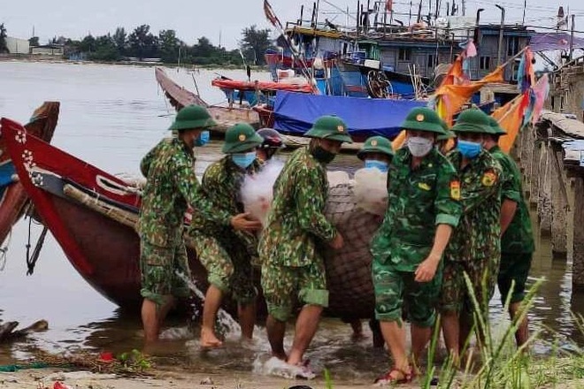 Nhiều tỉnh ven biển ra lệnh giới nghiêm trước giờ bão Conson đổ bộ - 6