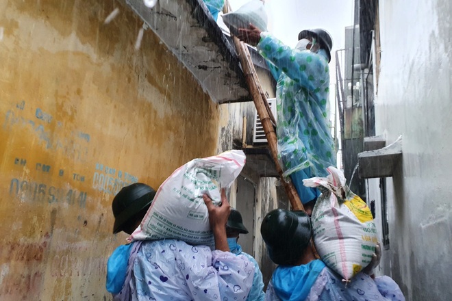 Bộ đội dầm mưa giúp gia đình F1, F0 chằng chống nhà cửa, xuống đồng gặt lúa - 1 Bộ đội dầm mưa giúp gia đình F1, F0 chằng chống nhà cửa, xuống đồng gặt lúa - 1