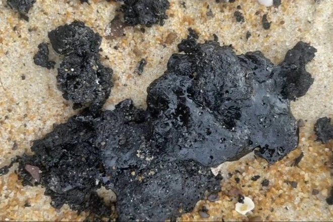 Tiếp tục phát hiện những vết dầu loang dạt vào bờ biển Quảng Bình - 1