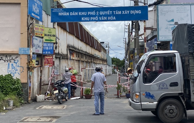 Được dân cầu cứu, Chủ tịch quận chỉ đạo phường dẹp ngay hàng rào cao ngất - 6 Được dân cầu cứu, Chủ tịch quận chỉ đạo phường dẹp ngay hàng rào cao ngất - 6
