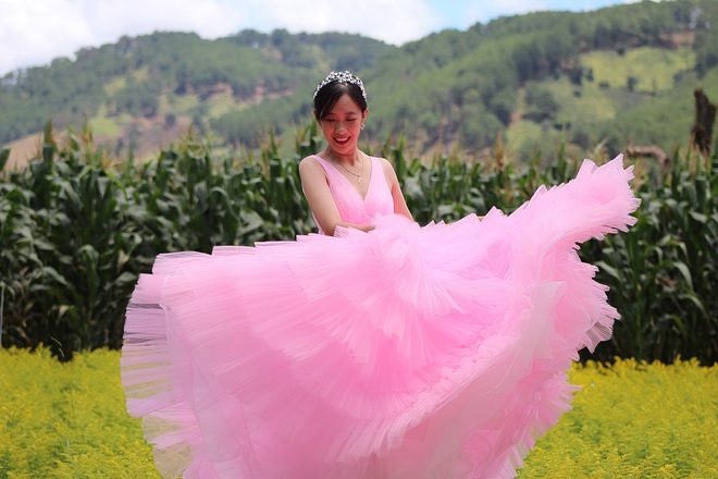 Nhà thiết kế 9x tự cosplay váy cưới 30 năm trước của mẹ - 4 Nhà thiết kế 9x tự cosplay váy cưới 30 năm trước của mẹ - 4