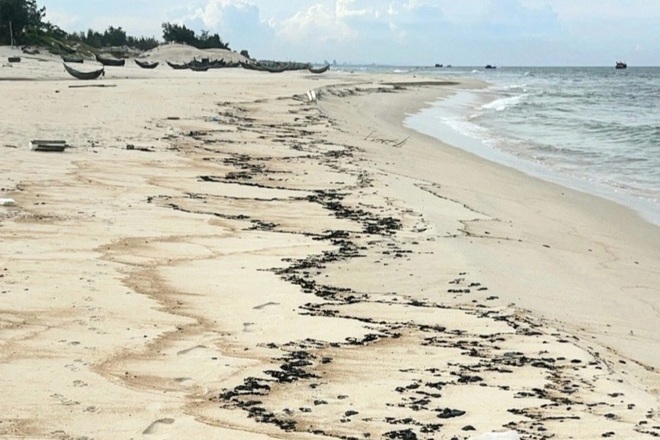 Tiếp tục phát hiện những vết dầu loang dạt vào bờ biển Quảng Bình - 2