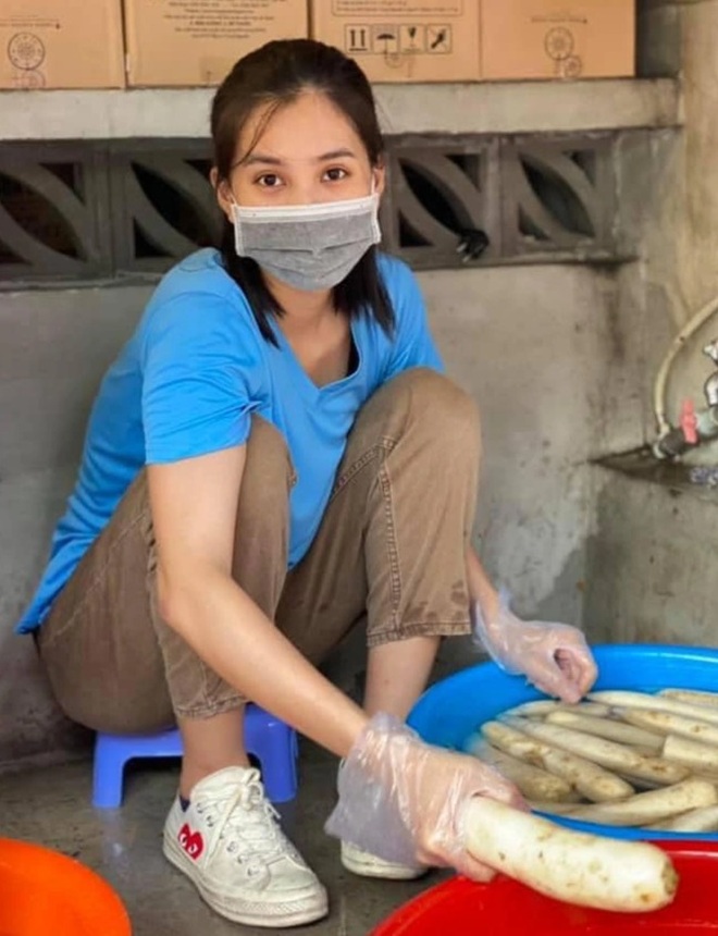 Hoa hậu Trần Tiểu Vy: Làm từ thiện vào mùa dịch rất khó khăn - 3