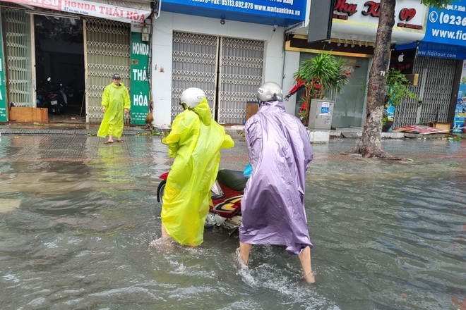 Mưa xối xả, nhiều tuyến đường ở Đà Nẵng ngập nặng - 5