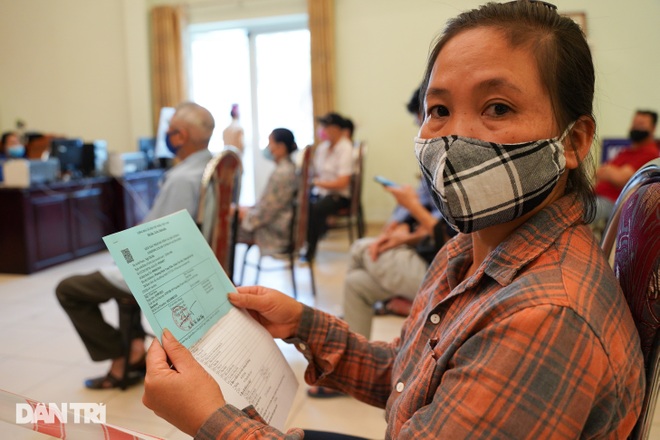 Người dân xếp hàng dài cả trăm mét chờ test nhanh và tiêm vắc xin ở Hà Nội - 13