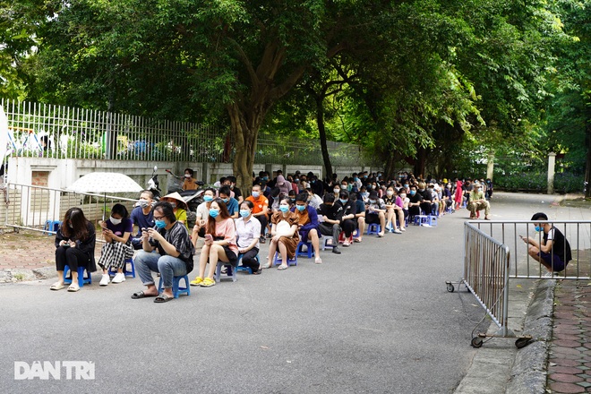 Người dân xếp hàng dài cả trăm mét chờ test nhanh và tiêm vắc xin ở Hà Nội - 14