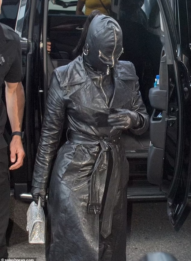 Cây đồ da kín từ đầu đến chân của Kim Kardashian - 1 Cây đồ da kín từ đầu đến chân của Kim Kardashian - 1