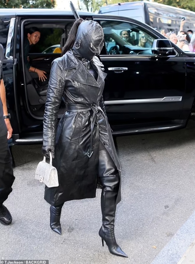 Cây đồ da kín từ đầu đến chân của Kim Kardashian - 4 Cây đồ da kín từ đầu đến chân của Kim Kardashian - 4
