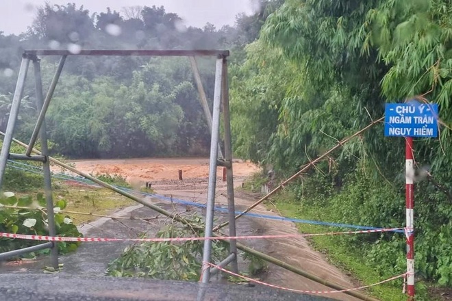 Sạt lở, mưa lũ lớn, Kon Tum sơ tán hàng chục hộ dân - 1 Sạt lở, mưa lũ lớn, Kon Tum sơ tán hàng chục hộ dân - 1