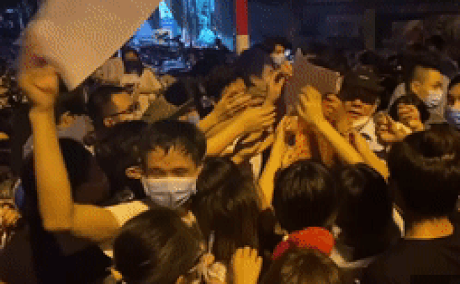 Vụ chen lấn tiêm vắc xin ở Hà Nội: Bí thư, Chủ tịch phường rút kinh nghiệm - 1