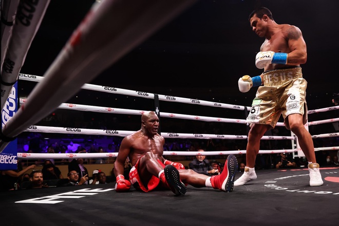 Evander Holyfield thất bại trước Vitor Belfort trong lần trở lại võ đài - 4 Evander Holyfield thất bại trước Vitor Belfort trong lần trở lại võ đài - 4