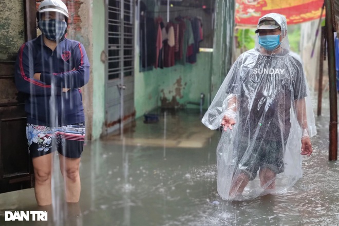Người Đà Nẵng bì bõm lội nước trong nhà, vất vả cõng con đi tránh lụt - 4