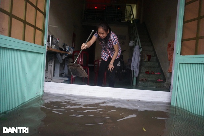 Người Đà Nẵng bì bõm lội nước trong nhà, vất vả cõng con đi tránh lụt - 5