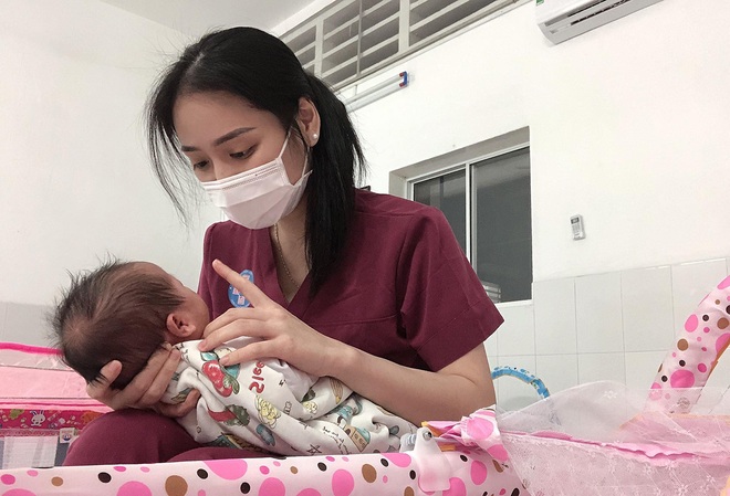 Nữ tiếp viên hàng không làm mẹ bất đắc dĩ và trải nghiệm mắc Covid-19 - 2 Nữ tiếp viên hàng không làm mẹ bất đắc dĩ và trải nghiệm mắc Covid-19 - 2